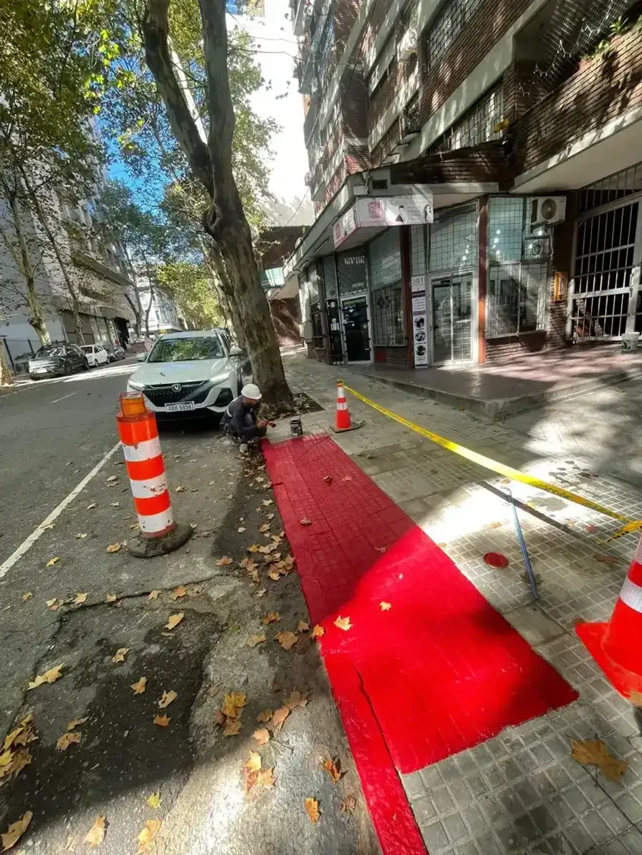 Reforma de fachada y vereda de edificio en Uruguay por ConstruFach