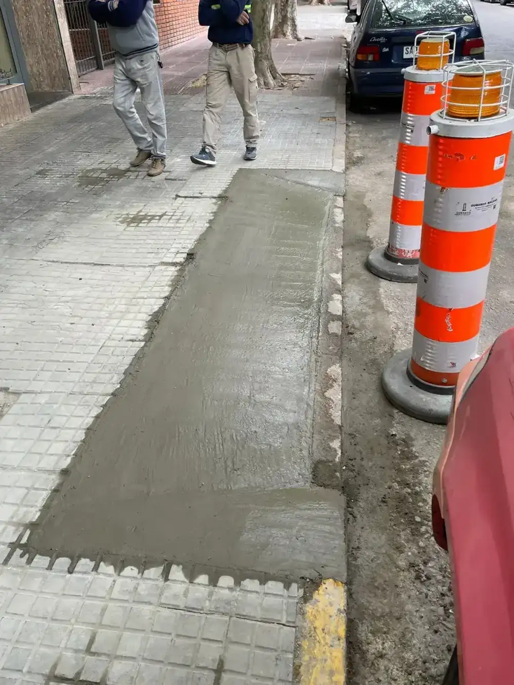 Tramo de vereda recién hormigonado durante la reforma