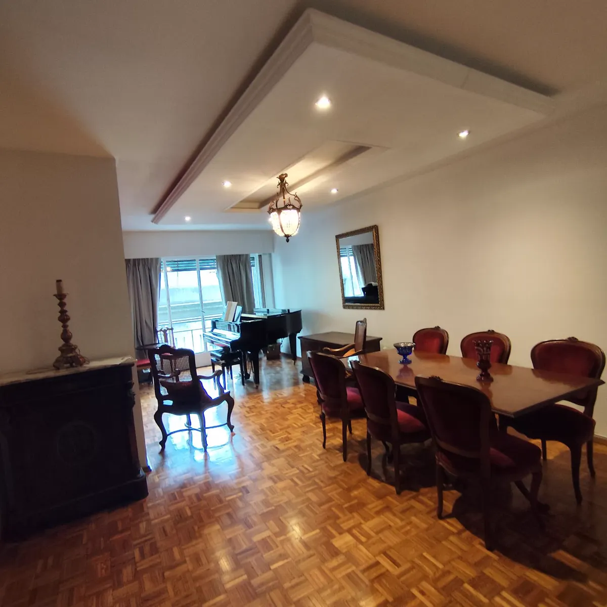 Cielorraso de yeso con desnivel, moldura y luces embutidas en living comedor — ConstruFach