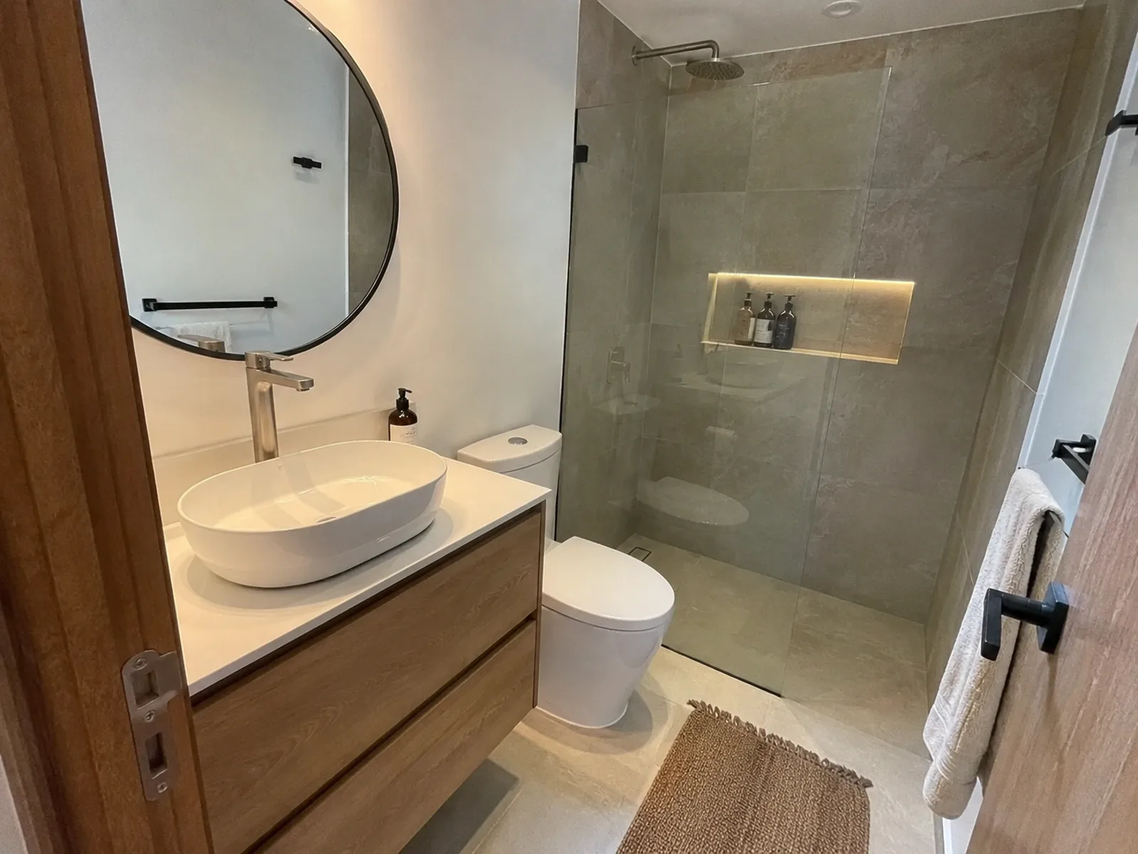 Baño moderno con porcelanato símil piedra — ConstruFach