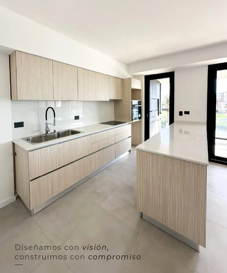 Cocina moderna con isla - ConstruFach