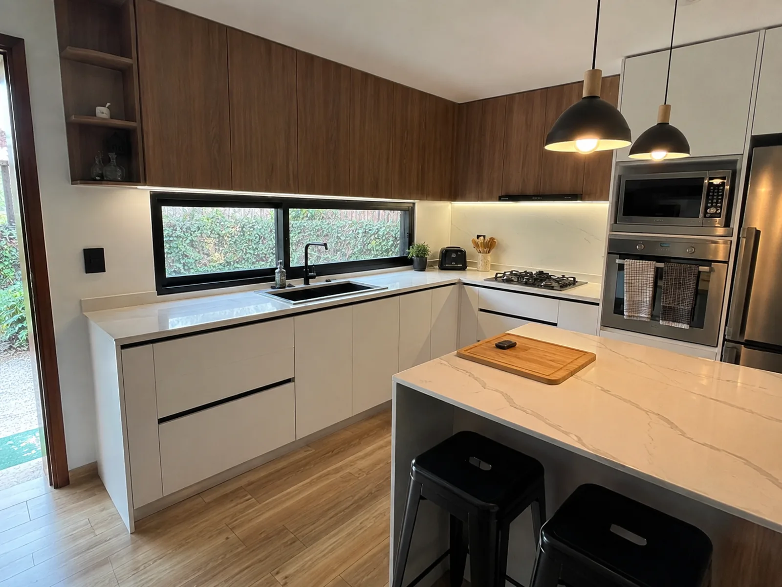 Cocina moderna con isla de mármol — ConstruFach