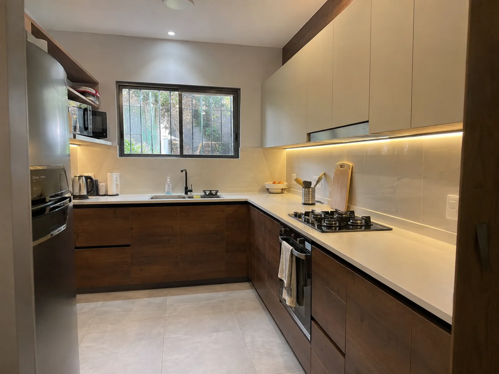 Cocina moderna con isla de mármol — ConstruFach