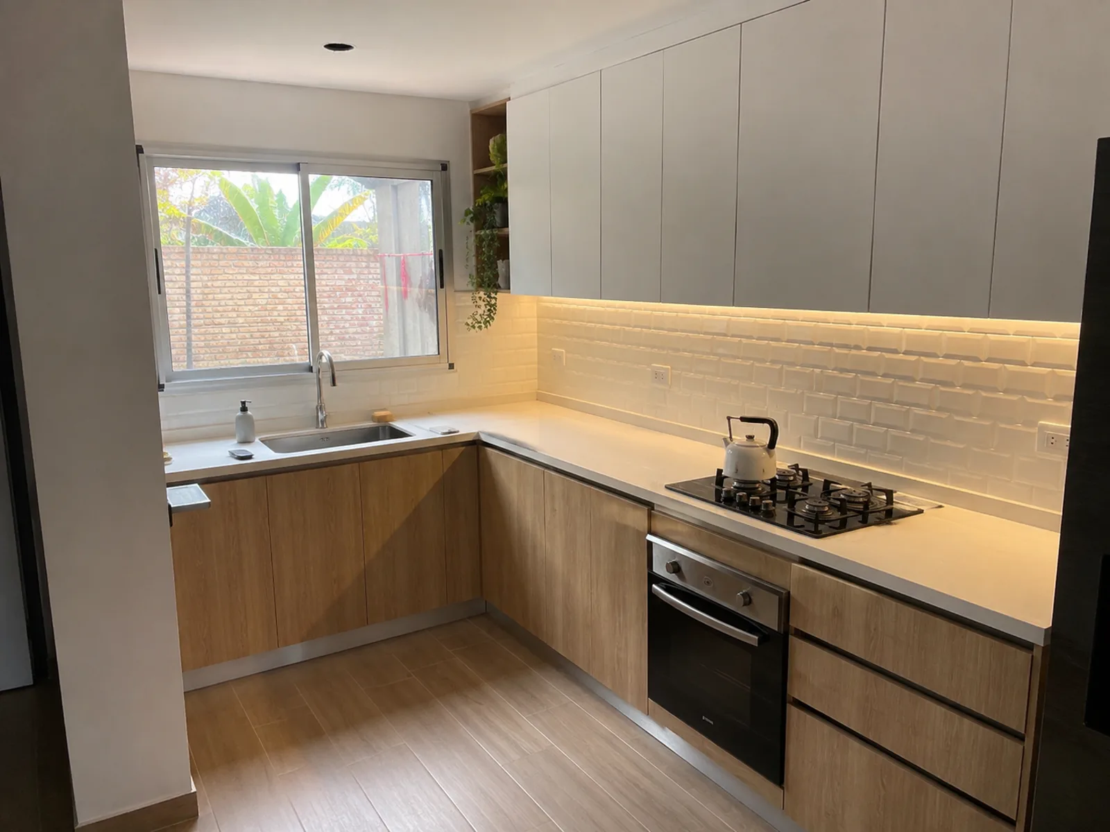 Cocina moderna con isla de mármol — ConstruFach