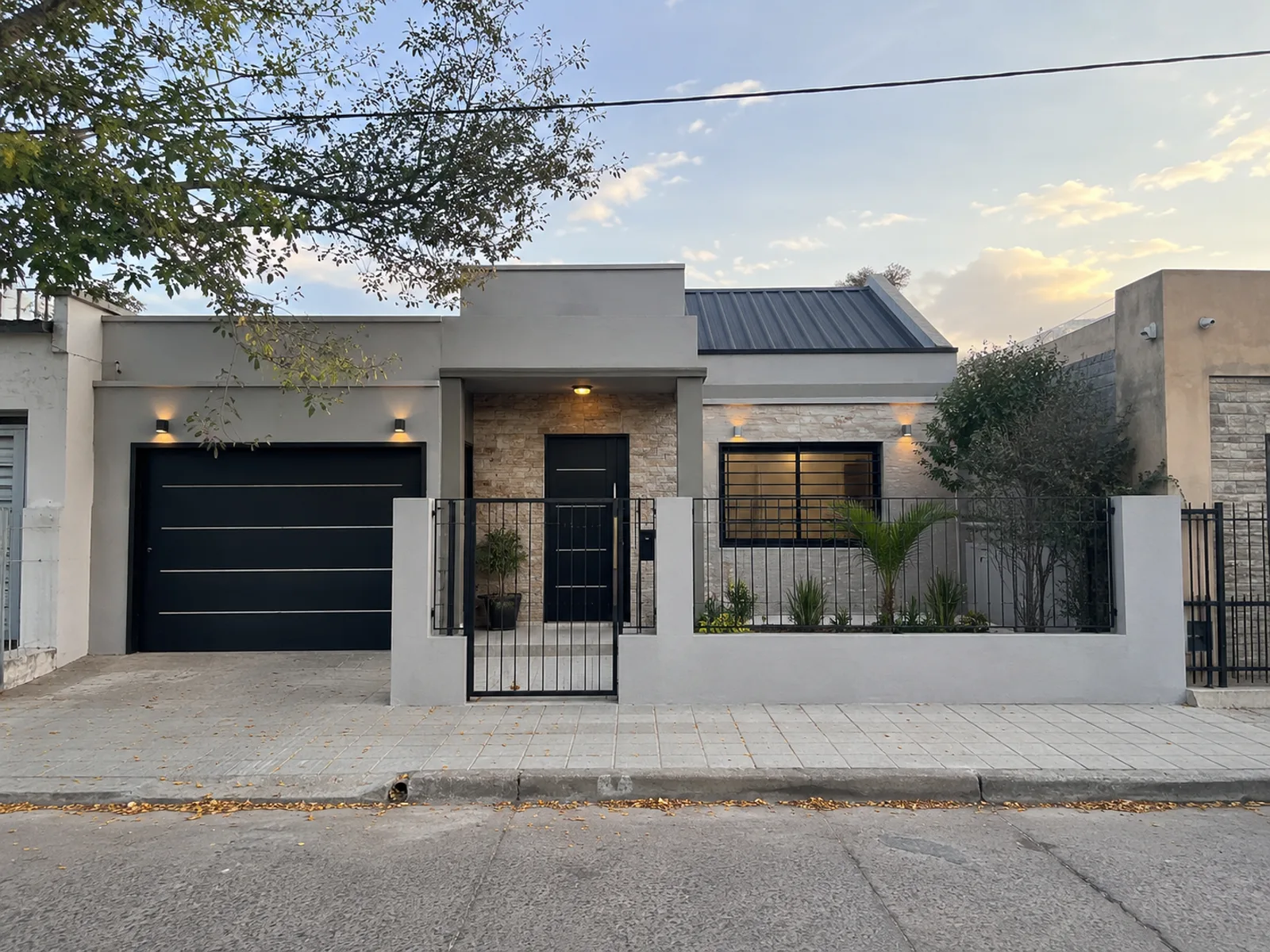 Fachada moderna de vivienda con garaje — ConstruFach