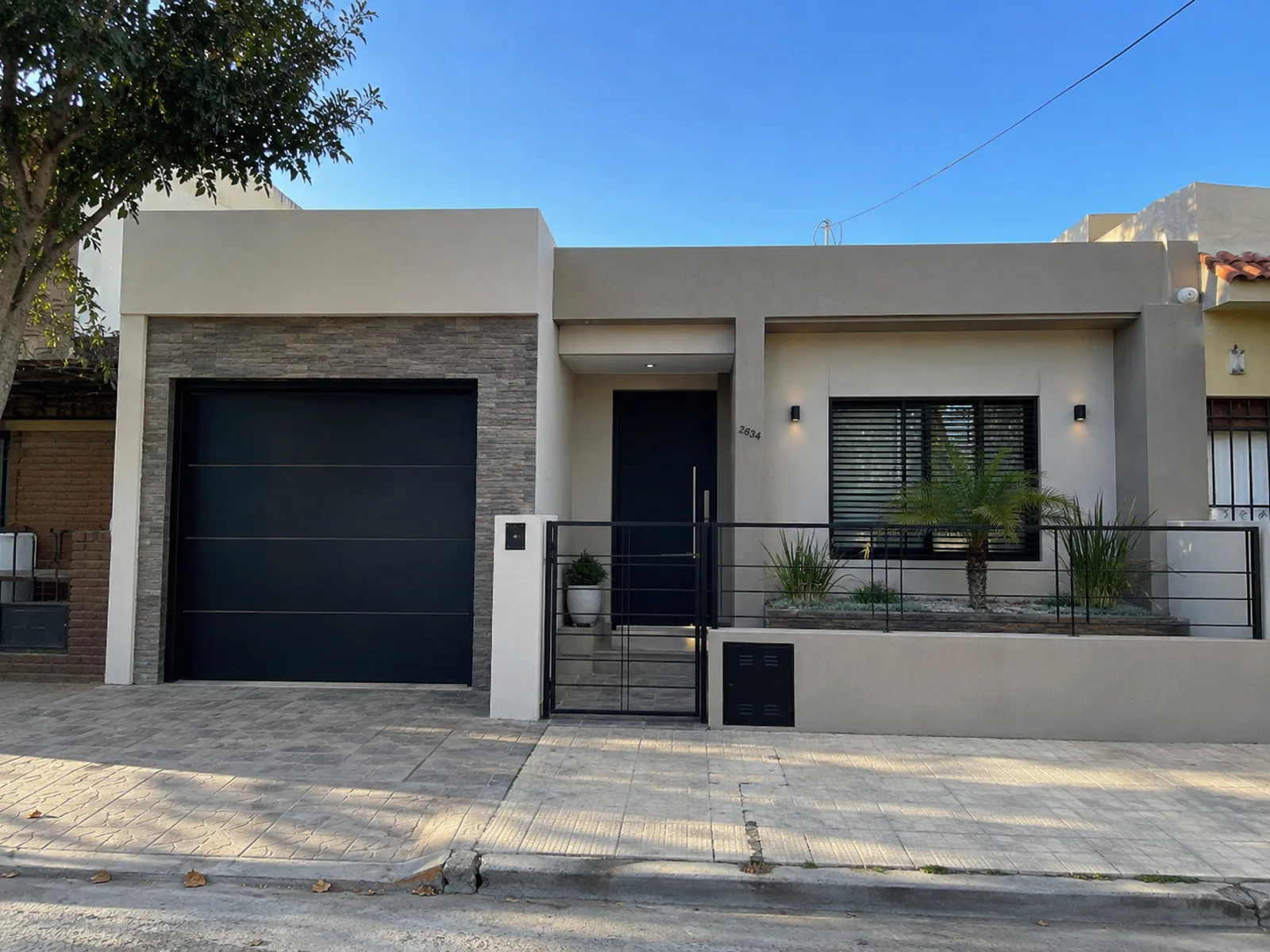 Fachada moderna de vivienda con garaje — ConstruFach