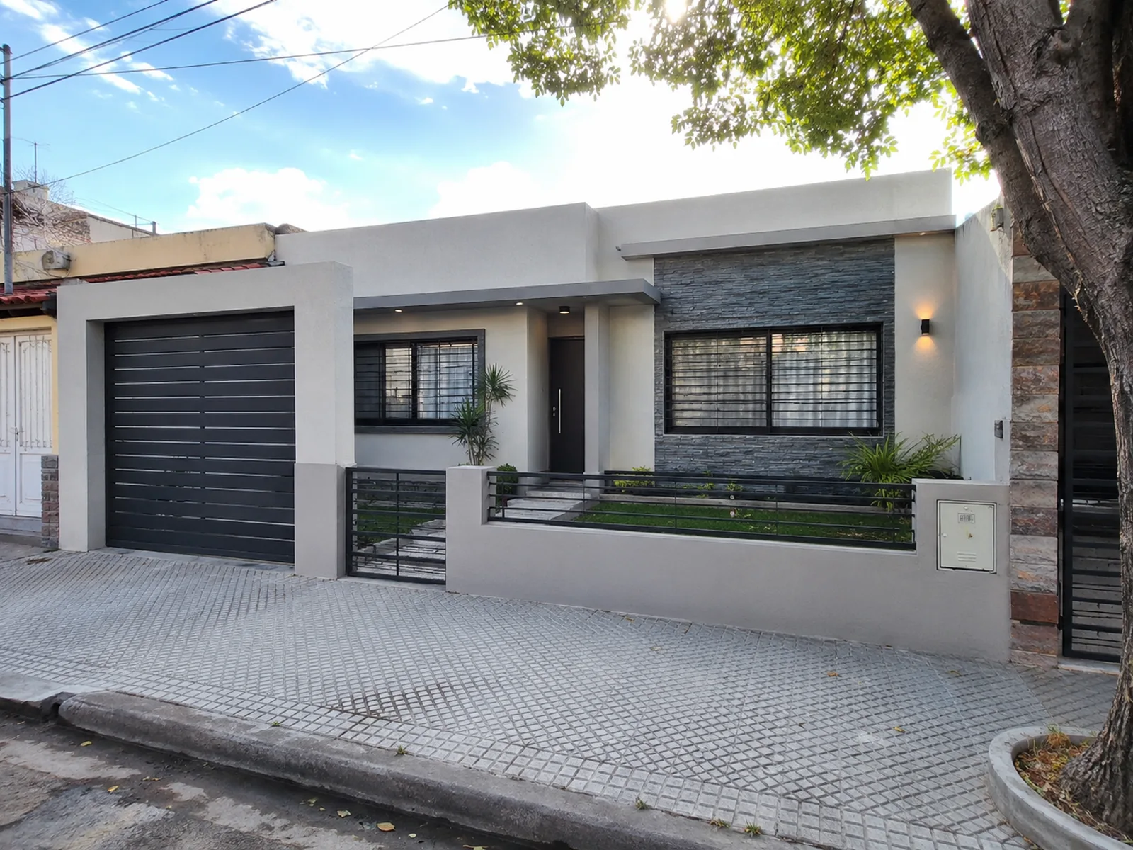 Fachada moderna de vivienda con garaje — ConstruFach