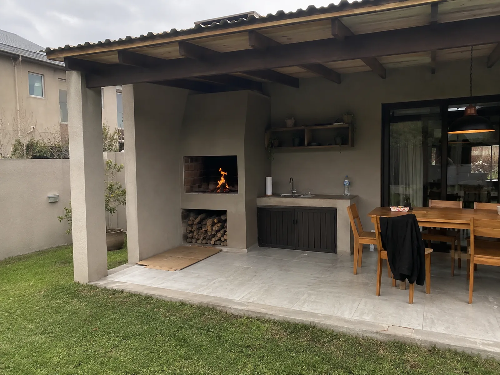 Quincho abierto con parrillero y jardín — ConstruFach