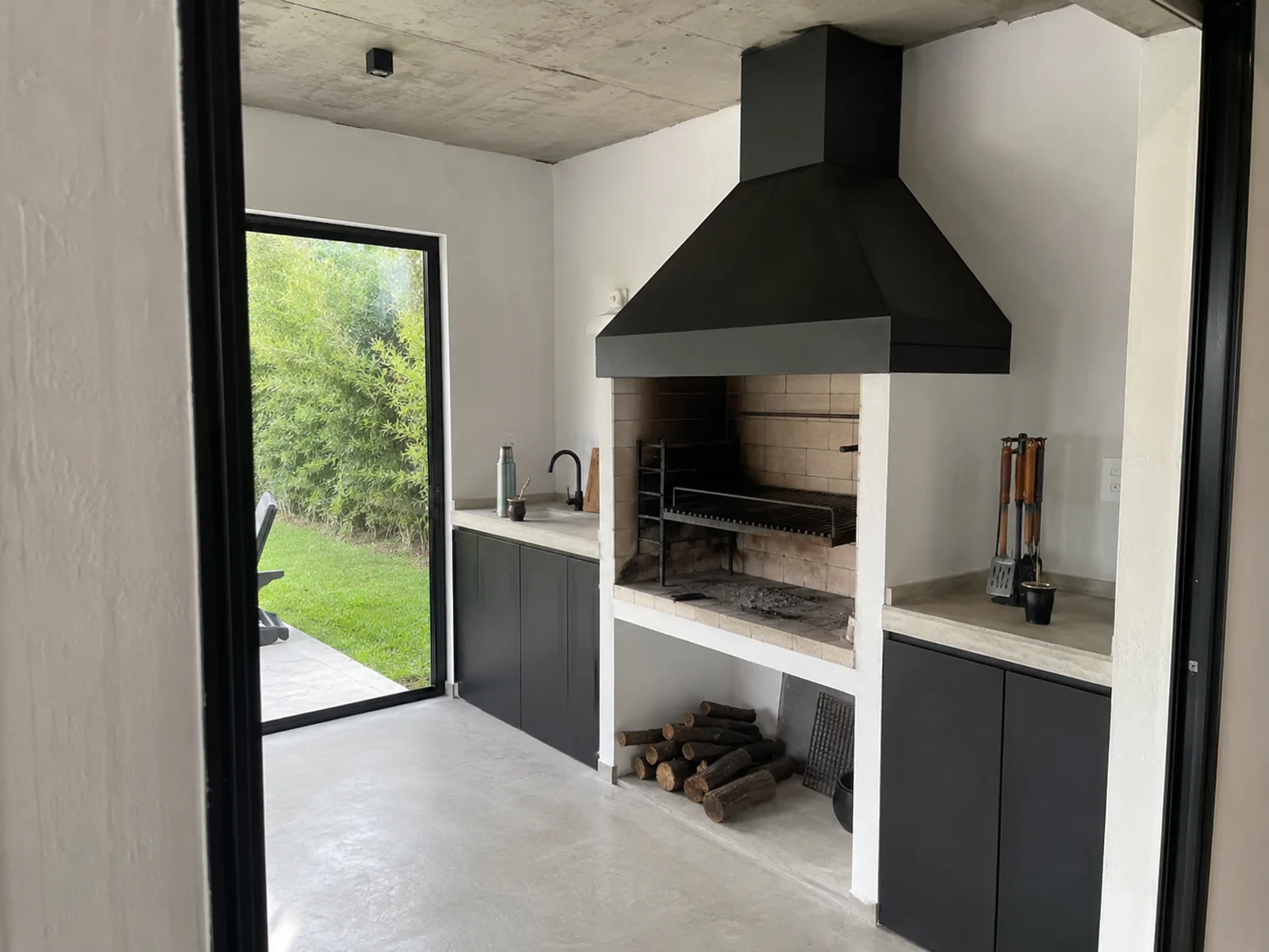 Quincho moderno con parrillero de obra — ConstruFach