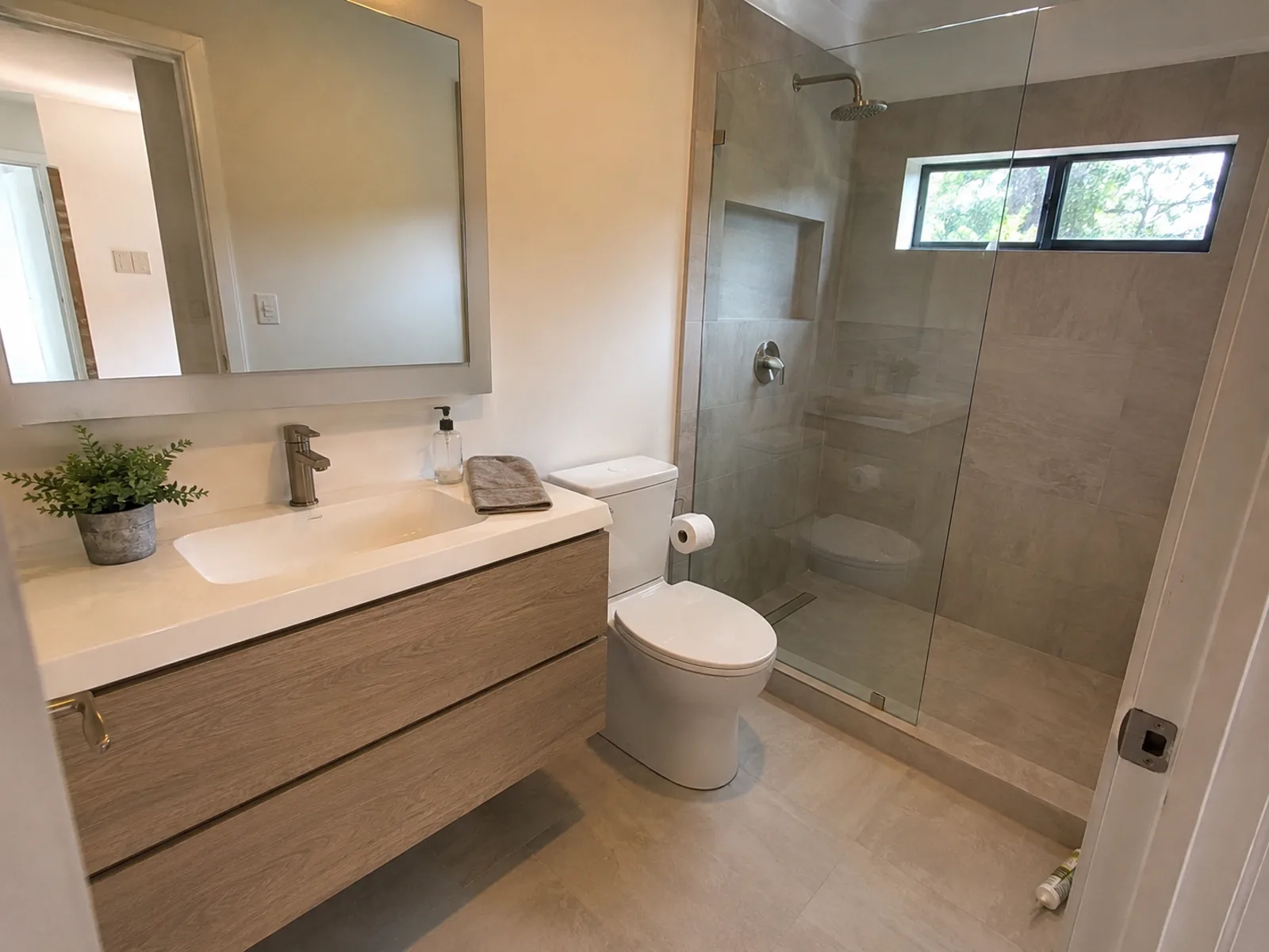 Reforma de baño con ducha vidriada — ConstruFach
