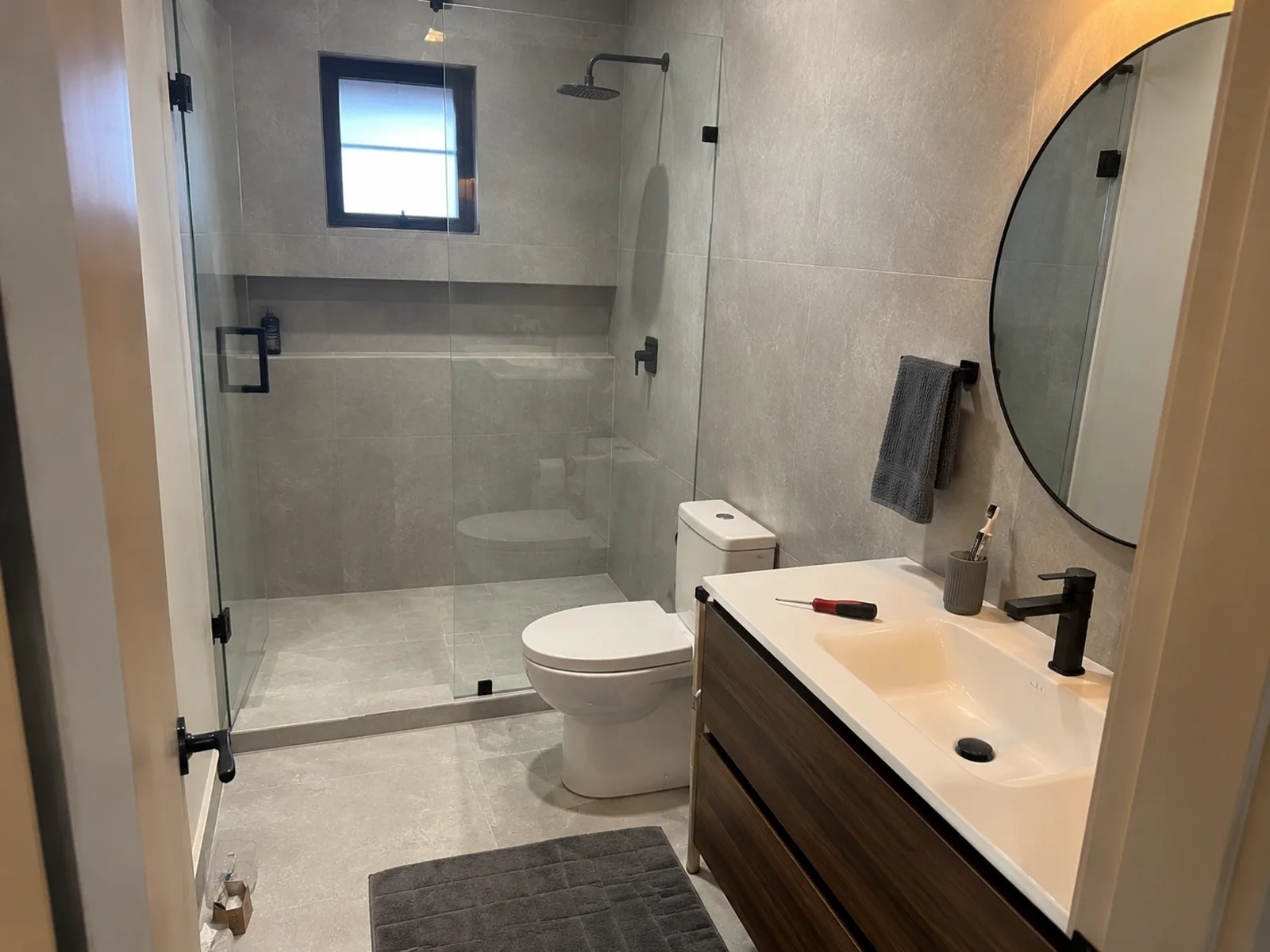 Reforma de baño con ducha vidriada — ConstruFach