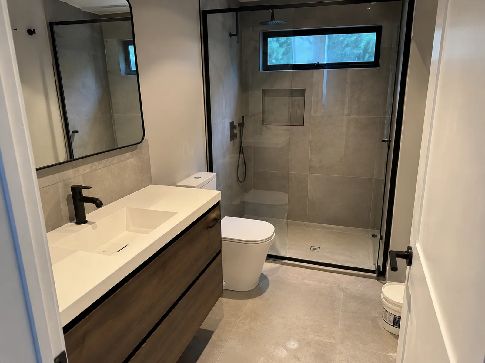 Reforma de baño con ducha vidriada — ConstruFach
