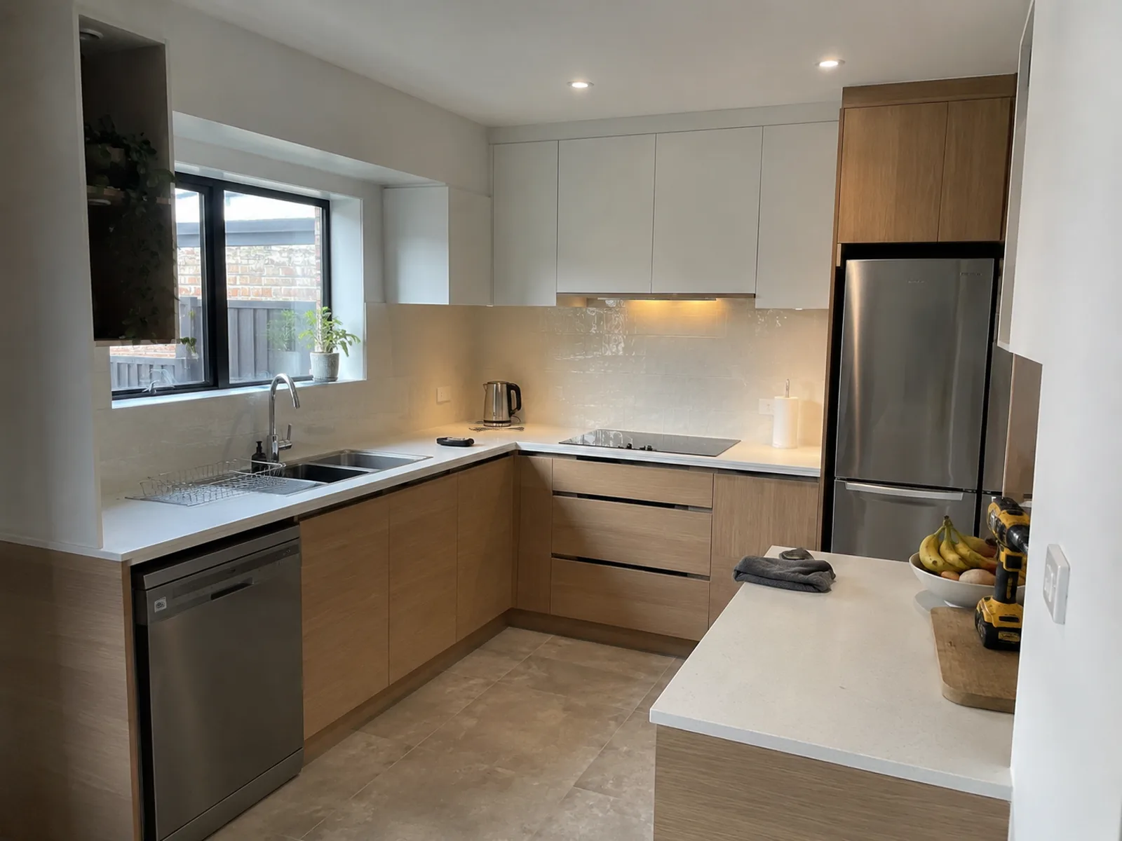 Reforma de cocina en blanco y madera — ConstruFach