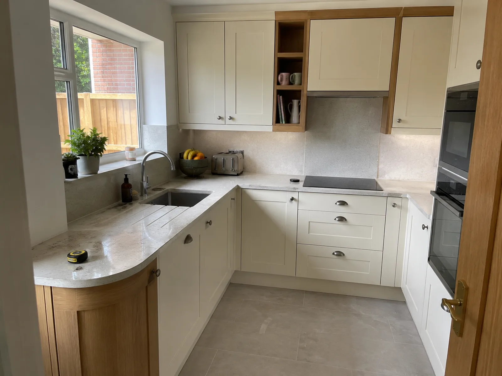 Reforma de cocina en blanco y madera — ConstruFach