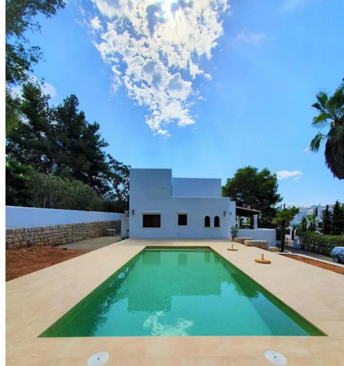 Vivienda exterior con piscina - ConstruFach